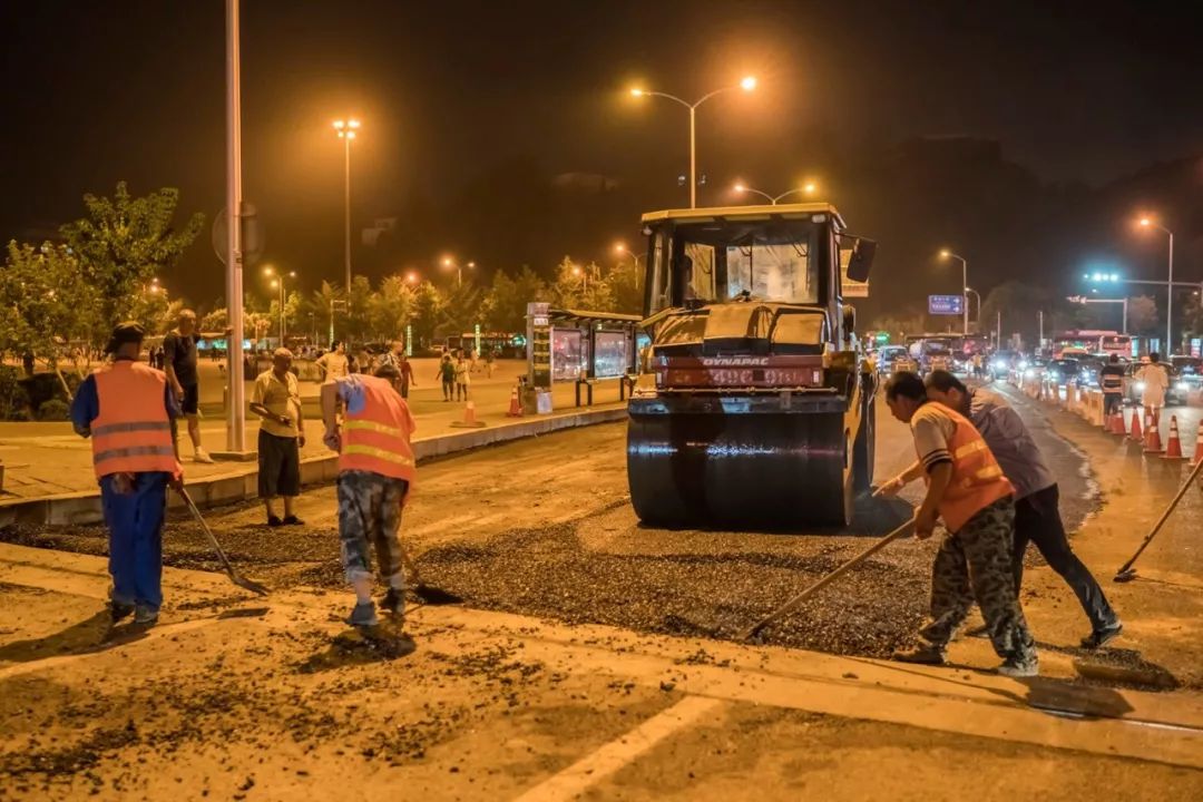 沥青路施工：工人的辛勤付出与细节把控，成就平整耐用之路