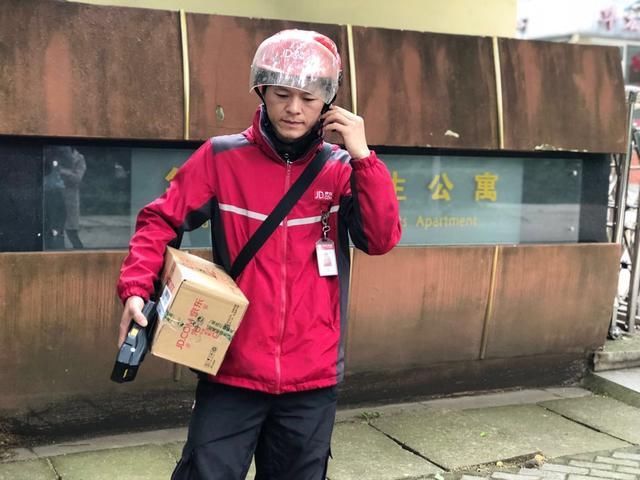 快递小哥的一天：安易递收寄半的故事与挑战