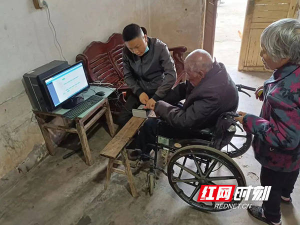 辅警查身份证拍照引争议，个人隐私与公共安全如何平衡？