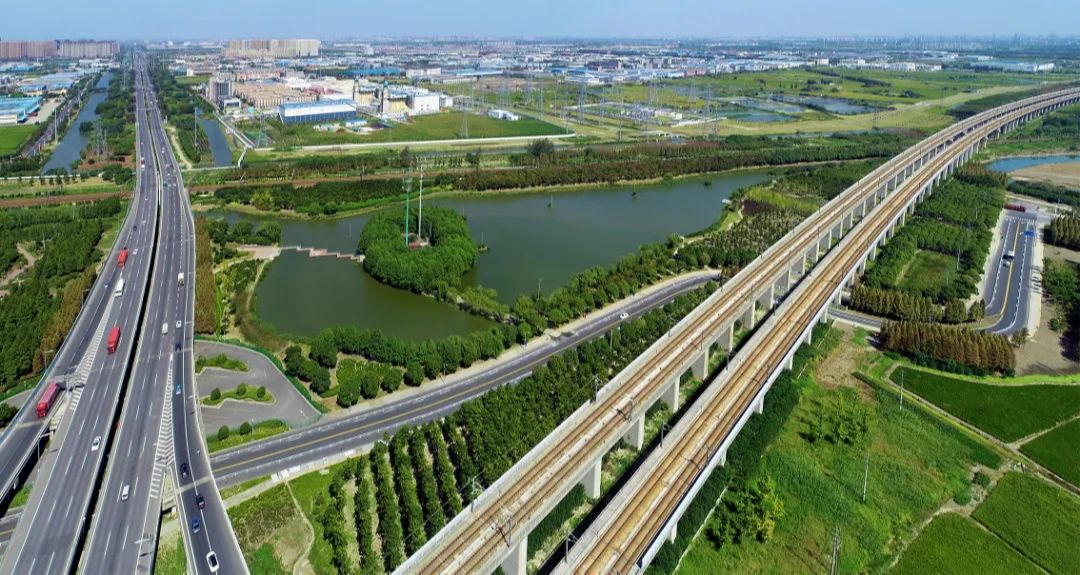 道路监控摄像头：见证城市脉动与人间温暖的无声观察者