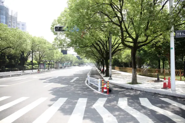 道路改造换新颜，提升城市形象，保障居民出行安全